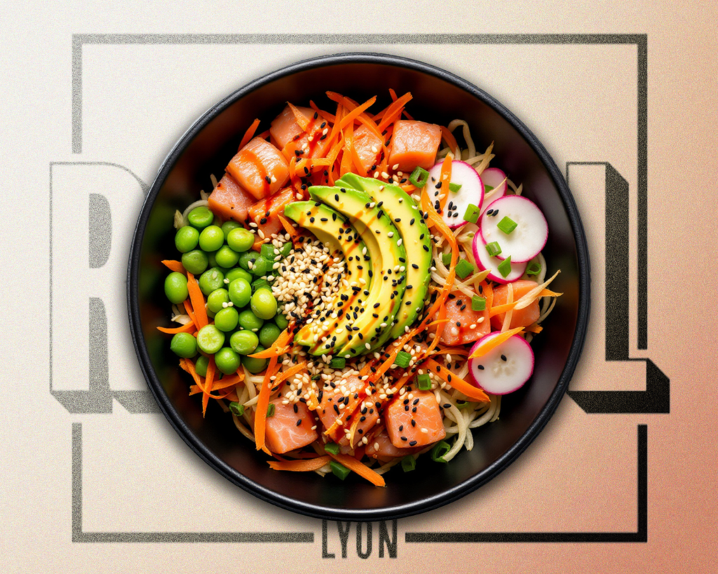 Alt text : "Poké bowl Incontournable avec saumon frais, avocat, concombre, radis, edamames, carottes et ciboulette – Régal Lyon