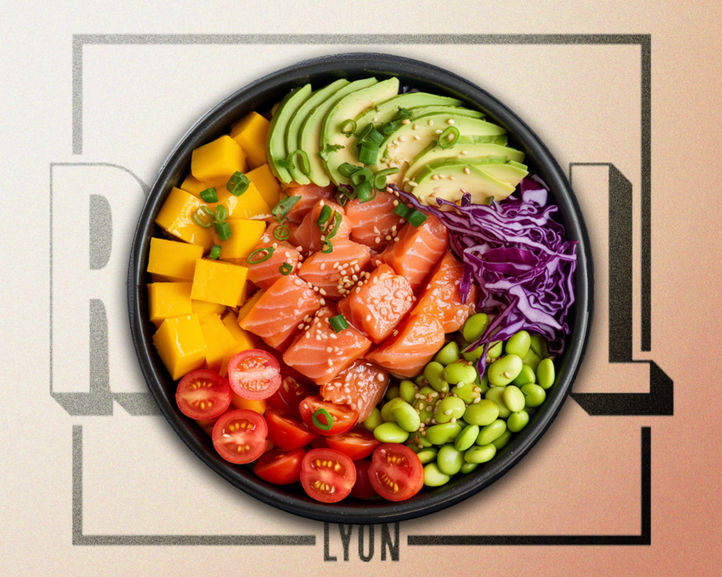 Poké bowl signature Régal avec saumon mariné, mangue, avocat, chou rouge, edamames, tomates cerises et ciboulette – Spécialité fraîche et gourmande à Lyon (Perrache, Lyon 3, Lyon 9), disponible en commande à emporter