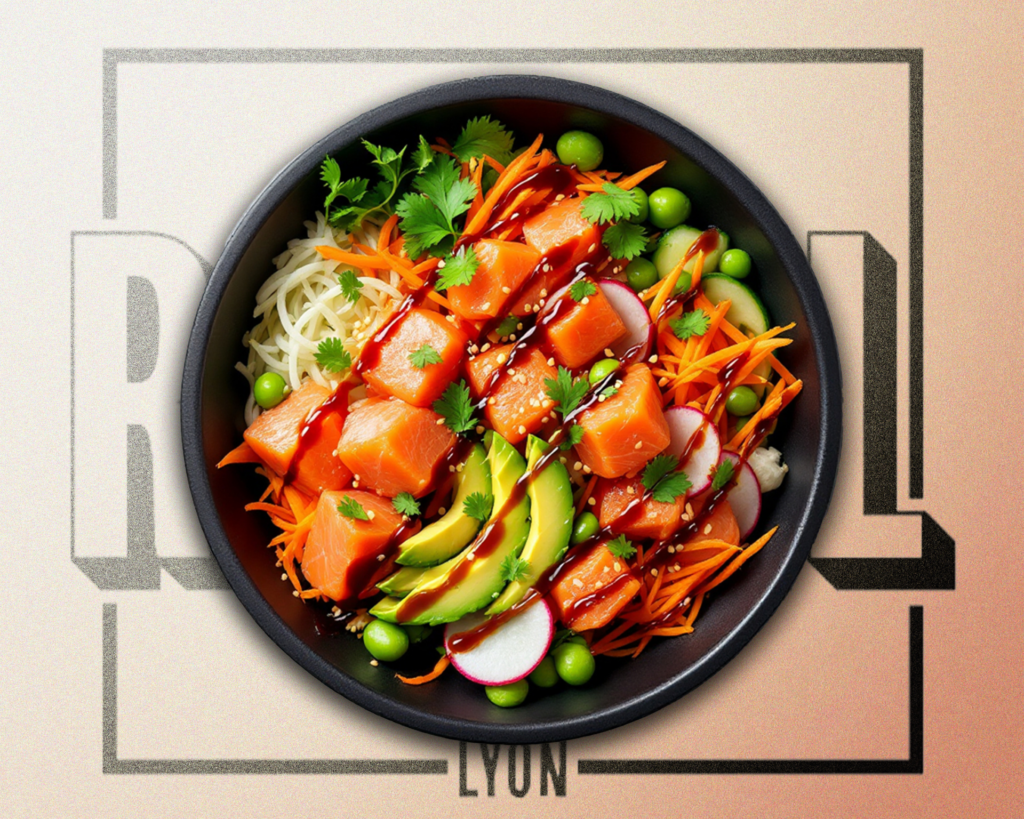 Poké bowl Classique avec saumon frais, avocat, edamames, carottes, concombre, radis et coriandre – Régal Lyon (Perrache, Lyon 3, Lyon 9), disponible en commande à emporter.